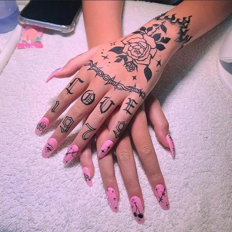 Tattoo Writing On Hand, Tato Grunge, Tattoo Designs Watercolor, Henna Motive, Girl Neck Tattoos, Small Finger Tattoos, Tato Henna, Hand Tattoos For Girls, Hand And Finger Tattoos