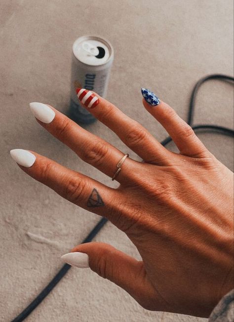 Nail Ideas Acrylic 4th Of July, America Nail Art, White Nails With Red And Blue Design, America Nails Simple, Cute 4th Of July Nails Almond Shape, Cute Nails 4th Of July, Neutral Patriotic Nails, Aesthetic 4th Of July Nails, Easy Fourth Of July Nails Simple