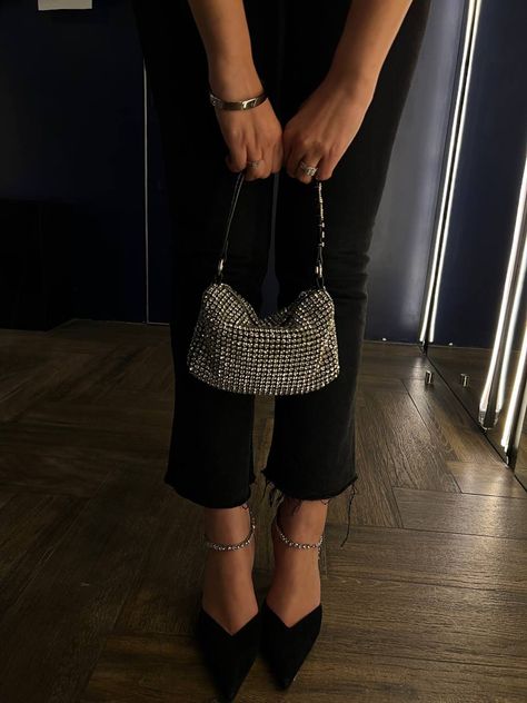 Glitter Bag Outfit, Silver Handbag Outfit, Mini Bag Outfit, Rhinestone Handbags, Silver Handbag, Glitter Bag, Pinterest Style, Look Rock, Bag Outfit