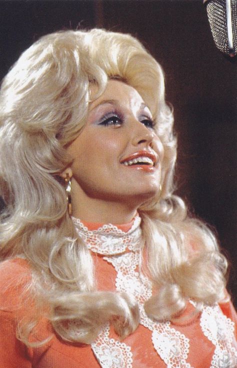 Dolly Parton Costume, Dolly Parton Pictures, Cowgirl Aesthetic, Makeup Homecoming, Amy Lee, Bridesmaid Makeup, Hello Dolly, Homecoming Makeup, Megan Fox