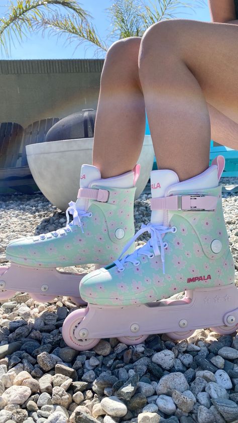 Cute Roller Blades, Inline Skating Outfit, Roller Blading Aesthetic, Rollerskate Aesthetic, Rollerblading Aesthetic, Skate Aesthetic Outfits, Moxi Roller Skates, Roller Blading, Roller Blades