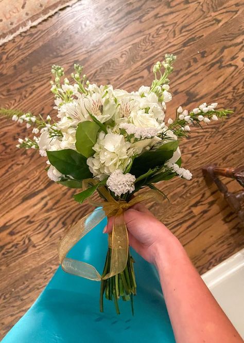 White And Green Bouquet Prom, Green Prom Dress With Bouquet, White Bouquet For Prom, White And Gold Flower Bouquet Prom, Bouquet To Go With Green Dress, Prom Floral Bouquets, Simple Prom Flowers, Gold Prom Dress Bouquet, Prom Bouquet Ideas White And Gold