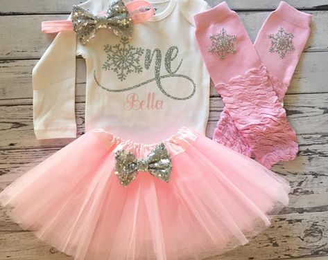 Winter Onederland Party Girl 1st Birthdays, Winter Onederland Party Girl, Frozen Birthday Outfit, Pink 1st Birthday, Cake Frozen, First Birthday Winter, Carnival Parties, Winter Onederland Birthday Party, Birthday Bodysuit