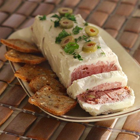 9 Rich Pâté Recipes for Elegant Entertaining Vegetarian Pate, Liver Pate Recipe, French Appetizers, Liverwurst, Terrine Recipe, Liver Pate, New Years Appetizers, Pate Recipes, Delicious Dips Recipes