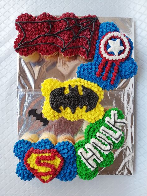 Superheroes pull apart cupcake cake Superhero Cupcakes Diy, Superhero Pull Apart Cupcake Cake, Marvel Pull Apart Cupcakes, Marvel Cupcake Cake, Hulk Pull Apart Cupcakes, Marvel Cupcake Ideas, Superhero Cupcake Cake, Avengers Cupcake Cake, Iron Man Cupcakes