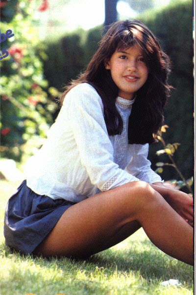 Phoebe Cates 80s Style, Phoebe Cates 80s, 80s It Girl, Phoebe Cates Paradise, Phoebe Cates, 80s Girl, Pondicherry, 인물 사진, On The Ground