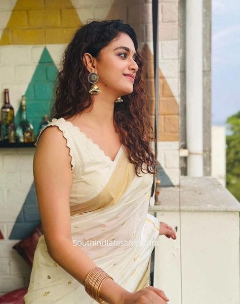 Onam Outfits, Onam Saree, Kasavu Saree, Keerthy Suresh, Saree Poses, Indian Photoshoot, Stylish Photo Pose, Fancy Blouse Designs, India Fashion