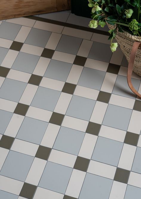 Penny Tiles Kitchen Floor, Monochrome Bathroom Floor, Green White Tile Floor, Cool Linoleum Flooring, Colorful Kitchen Floor Tiles, Victorian Tile Patterns, Kitchen Tile Pattern, Stripe Tile Floor, Vintage Tile Floor Entryway