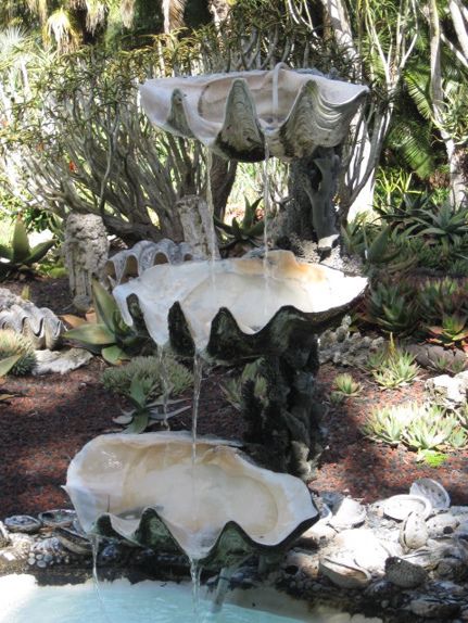 Clam shell fountain in a Santa Barbara home. For more Seashell Ideas for the garden, go here: http://www.completely-coastal.com/2010/03/seashell-garden-ideas.html Shell Fountain, Fountain Ideas, Giant Clam, Coastal Theme, Shell Decor, Garden Fountain, Garden Fountains, Private Garden, Dream House Decor