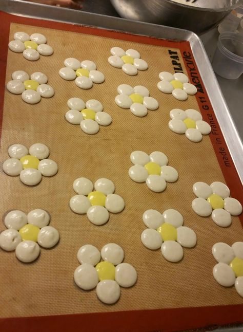 Flower Shaped Macarons, Daisy Macarons, Mothers Day Macarons, Baby Shower Snack Table, Flower Macarons, Macarons Cute, Easter Macarons, Mom Flowers, Macaron Filling