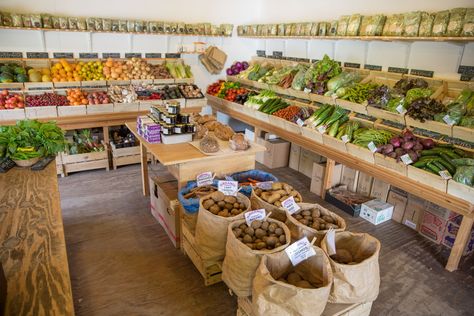 Modern Grocery Store Design, Farm Shop Ideas, Fruit And Veg Shop, Bespoke Joinery, Vegetable Shop, Grocery Store Design, Desain Pantry, Fruit And Vegetable Storage, Supermarket Design