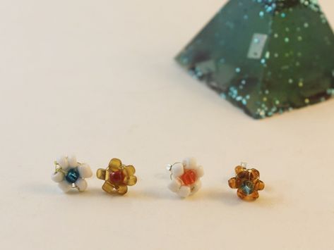 Diy Stud Earrings, Awesome Crafts, Seed Bead Flowers, Daisy Studs, Flower Stud Earrings, Daisy Earrings, Small Earrings Studs, Flower Stud, Cute Flower