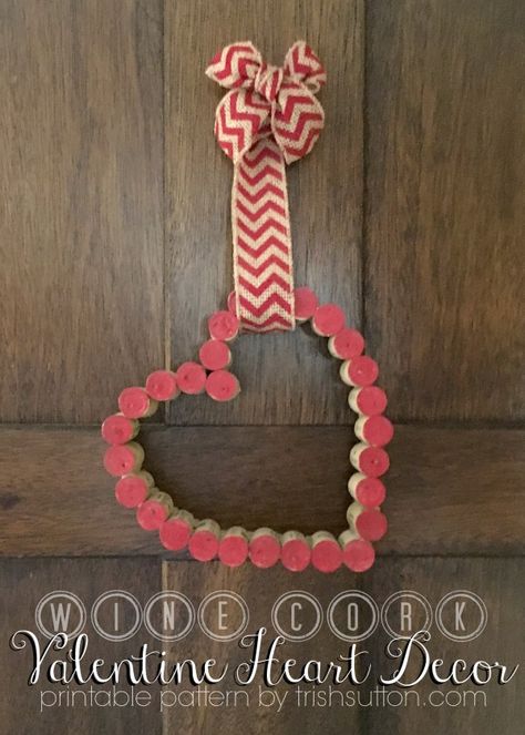 Wine Cork Heart - Make your own gorgeous Valentine's Day decor with these 19 DIY heart decorations. These awesome Valentine tutorials provide plenty of decor inspiration. Heart Free Printable, Upcycled Wine Corks, Wine Cork Wreath, Wine Cork Diy Crafts, Wine Cork Projects, Cork Wreath, Cork Crafts Diy, Wine Cork Diy, Wine Cork Art