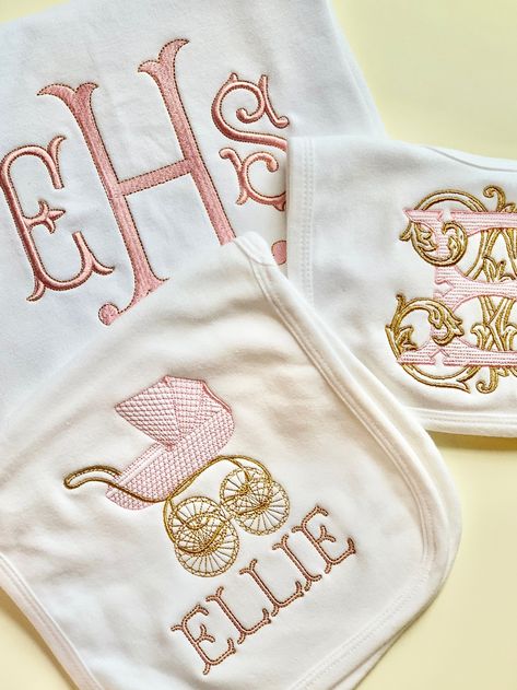 Trio Baby Gift Set Blanket Bib and Burp Cloth Baby - Etsy Baby Monogram Ideas, Vine Outline, Monogrammed Burp Cloths, Monogram Baby Girl, Vintage Pram, Baby Embroidery, Baby Monogram, Letter Monogram, 3 Letter