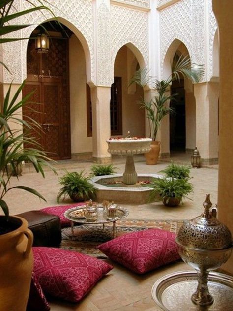 20 Moroccan Style House with Outdoor Spaces Morrocan Courtyard, Moroccan Courtyard, Kolam Air, Indoor Courtyard, Design Marocain, Design Per Patio, Riad Marrakech, Timur Tengah, Morocco Style