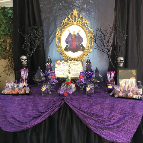 Evil queen candy table Evil Queen Wedding Theme, Evil Queen Party Decorations, Evil Queen Birthday Party Ideas, Evil Queen Decor, Evil Queen Decorations, Snow White Halloween Decorations, Dog Quinceanera, Evil Queen Party, Queen Party Decorations