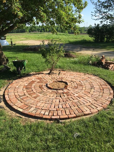 Brick Fire Oven, Brick In The Garden, Brick Landscape Ideas, Diy Brick Projects, Backyard Brick Patio, Diy Brick Patio, Brick Patio Ideas, Paving Stone Patio, Brick Fire Pit