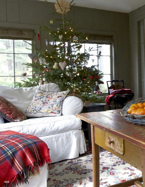 Country House Christmas, Christmas Aesthetics, Nora Murphy Country House, Nora Murphy, French Country Living Room, Aesthetic Cozy, Country Living Room, Primitive Decorating Country, Living Room Remodel