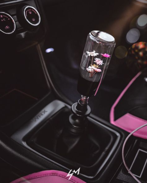 Stick Shift Car Aesthetic, Stick Shift Cars Aesthetic, Pink Gear Shift, Black Car Pink Interior, Jdm Car Interior Aesthetic, Stick Shift Cars, Jdm Car Accessories, Stick Shift Aesthetic, Car Mods Exterior