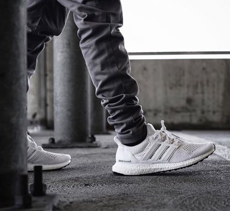 Adidas Ultra Boost White (original edition, 2015). || Follow @filetlondon for more street wear #filetlondon Ultraboost Outfit Men, Ultra Boost Outfit Men, Ultra Boost Outfit, Ultraboost Outfit, Adidas Ultra Boost White, White Ultra Boost, Adidas Ultra Boost Men, Hype Sneakers, Adidas Streetwear