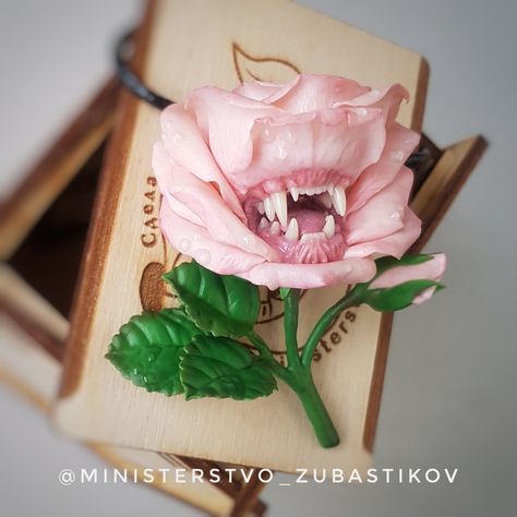 Flowers With Teeth, Flower With Teeth, Alien Plants, Unique Cupcakes, Alice In Wonderland Theme, Little Shop Of Horrors, Fantasy Drawings, Pottery Handbuilding, Skull Illustration