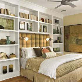 Remodelando la Casa: Built-ins around Bed - Inspiration Bedroom Built Ins, Bookshelf Headboard, Bookshelves In Bedroom, Southern Living House Plans, Bedding Inspiration, Bookcase Headboard, Headboard Wall, Built In Bookcase, Wood Bedroom