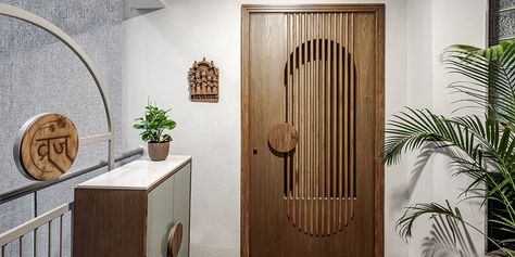 NSAD Studio intersperses traditional handicrafts with Japandi minimalism in a Gandhinagar abode - ELLE DECOR Japandi Door, Minimal Door, Asian Paints Royale, Three Bedroom Apartment, Main Doors, Architecture Design Studio, Safety Door, Entrance Door Design, Flush Doors