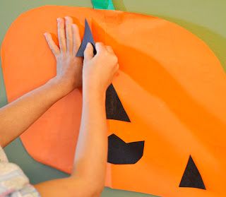 Pin the Face on the Jack-O-Lantern Halloween Around The World, Pumpkin Games, Halloween 1st Birthdays, Halloween Themed Activities, Fall Carnival, Pumpkin Activities, Fun Pumpkins, Halloween Activities For Kids, Orange Paper