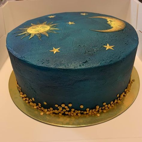 Sun Moon Cake Ideas, Sun And Moon Birthday Cake, Sun And Moon Cake, Witchy Birthday Cake, Early 2000s Party, Celestial Wedding Theme, Bible Project, Witch Cake, 25th Bday