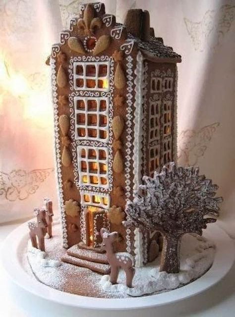 Skyscraper gingerbread Easy Gingerbread House, Cool Gingerbread Houses, Gingerbread House Designs, All Things Gingerbread, Gingerbread House Cookies, Cake Wrecks, Gingerbread Village, Gingerbread House Decorations, Cookie House