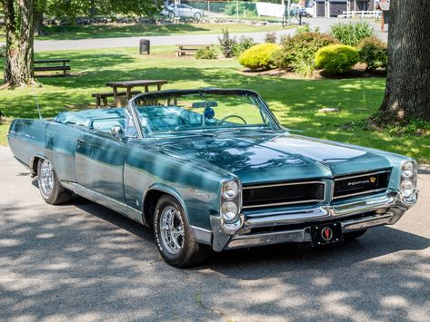 In Canada in the Sixties, GM’s Oshawa plant produced Chevrolet and Pontiac models and the full-size Pontiacs such as this 1964 Pontiac Parisienne Custom Sport Convertible shared much of their... Pontiac Parisienne, Business Journal, American Cities, Convertible, Cars For Sale, Vintage Cars, Classic Cars