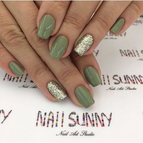 Moss Green Gel Nails, Olive Green Nails With Glitter, Fall Green Nails With Glitter, Fall Nails 2023 Trends Green, Sage Green And Glitter Nails, Olive Dip Nails, Green Color Nail Ideas, Olive Green And Silver Nails, Irish Green Nails