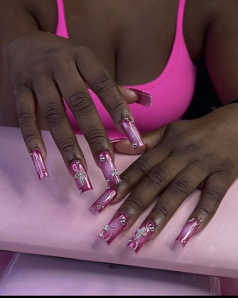 Pink Nails Nicki Minaj, Airbrush Nails With Gems, Airbrush Pink Nails, Airbrushed Nails Designs, Air Brush Nails Designs, Airbrush And Chrome Nails, Nicki Minaj Concert Nails, Pink Air Brush Nails, Bratz Theme Nails