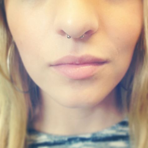 Septum piercing with small curved barbell. Septum Piercing Dainty, Small Septum Piercing, Small Septum, Double Tongue Piercing, Septum Piercing Jewelry, Double Ear Piercings, Septum Piercings, Piercing Nose, Cool Piercings