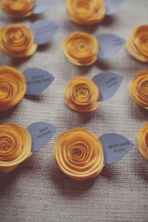 Simple Place Cards, Flower Favor, Flower Place Cards, Wedding Table Ideas, Gold Place Cards, Diy Place Cards, Pretty Handwriting, Flower Places, Paper Wedding