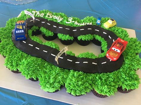 Cupcake Race Track, Race Track Cupcake Cake, Pull Apart Car Cupcake Cake, Race Car Cupcake Cake, Hot Wheels Pull Apart Cupcakes, Cars Birthday Cupcakes, Cars Cupcake Cake, Car Cupcake Cake, Hot Wheels Invitations