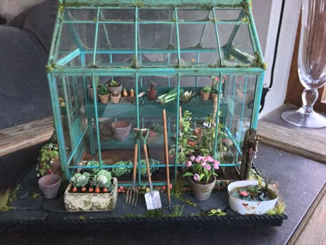 Miniature Greenhouse Terrarium, Miniature Greenhouse Diy Doll Houses, Dollhouse Greenhouse Diy, Miniature Greenhouse Diy, Greenhouse Miniature, Clay Vegetables, Miniature Greenhouse, Room Box Miniatures, Dollhouse Garden