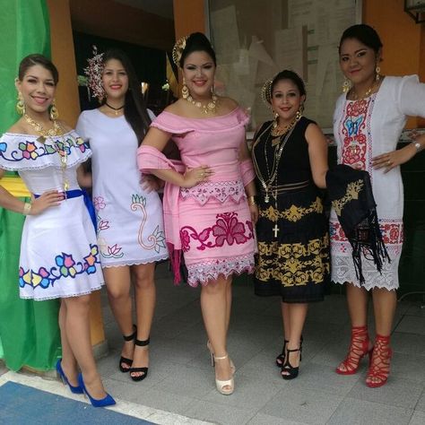 39 Likes, 1 Comments - S.M Génesis Castillero (@srta10de_noviembrecapira_2016) on Instagram: “Genesis Osiris Castillero Hernandez Con sus bellisimas Distritales de Derecha a izquierda Yaribel…” Mexican Fiesta Birthday Party, Mint Skirt, Mexican Themed Weddings, Mexican Embroidered Dress, Mexican Birthday, Fiesta Birthday Party, Fiesta Dress, Fiesta Wedding, Mexican Party Theme