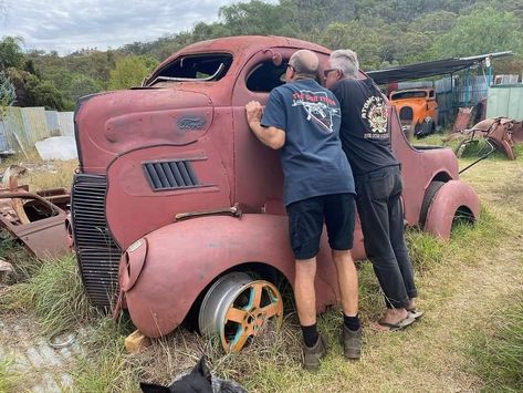 Wow anyone has any info on this? Hot Rod Trucks Rats, Ford Work Trucks, Barn Finds Classic Cars, Custom Rat Rods, Waste Land, Rat Rod Truck, Big Ford Trucks, Coe Trucks, American Pickup Trucks