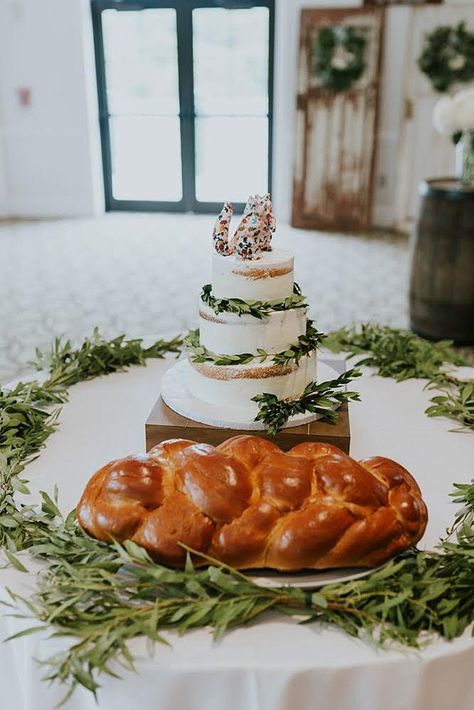 Wedding Ideas Jewish, Jewish Wedding Aesthetic, Jewish Wedding Ceremony Ideas, Backyard Jewish Wedding, Wedding Cakes Maroon, Sephardic Jewish Wedding, Jewish Wedding Huppa, Chupa Jewish Wedding, Jewish Wedding Reception