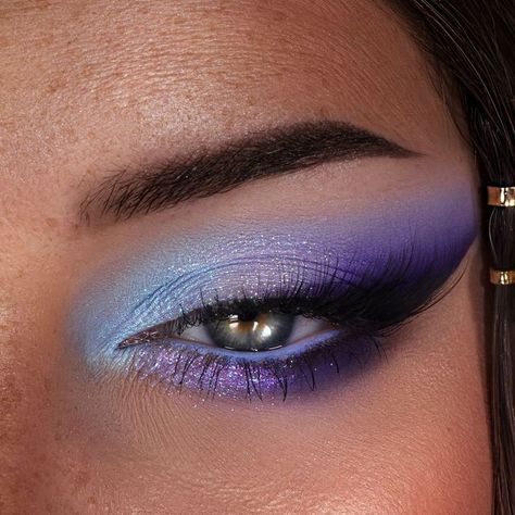 Pamela 🤍 on Instagram: "𝓑𝓵𝓾𝓻𝓹𝓵𝓮 💜✨🩵  • @nablacosmetics • cupid’s arrow {arrow 3} • @plouise_makeup_academy • am to pm eyeshadow palette • @karlacosmetics • pigments {ribbon, cry baby & lazy bones} • @colourpopcosmetics • creme gel liner {prance} • highlighter stick {glaze} • @hudabeauty • blush filter {peach sorbet} • tantour {light} • @nyxcosmetics • lip liner {london} • @unleashia • luv hug velvet tint {no 3}a" Plouise Eyeshadow Looks, Queer Make Up, Teal Eyeshadow Looks, Purple And Blue Makeup, Blue And Purple Makeup, Colorful Eyeshadow Looks, Turquoise Eyeshadow, Teal Eyeshadow, Purple Eyeshadow Looks