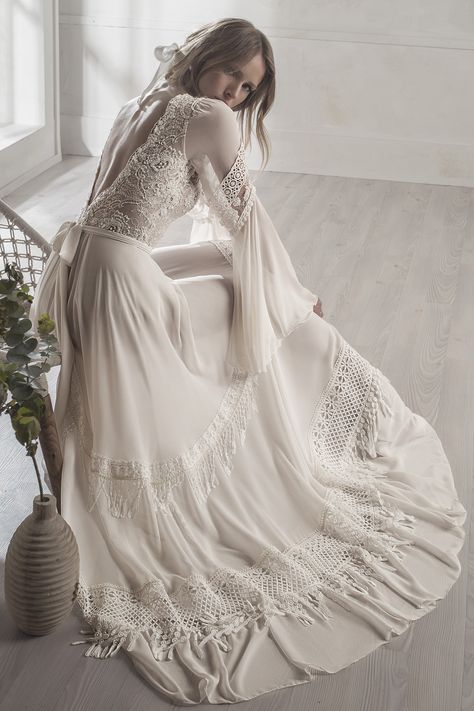 Elsa Gown, Joshua Tree Wedding, Fashion School, Naeem Khan, Classic Wedding Dress, Go Wild, Gowns With Sleeves, Bridal Designs, Lovely Dresses