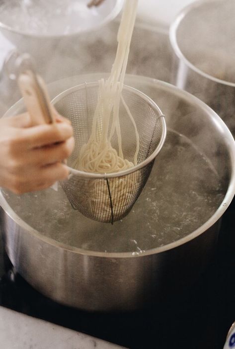 Wok Food Photography, Chinese Noodles Aesthetic, Ramen Food Photography, Noodle Aesthetic, Ramen Photography, Noodle Photography, Chinese Food Photography, Ramen Aesthetic, Ramen House