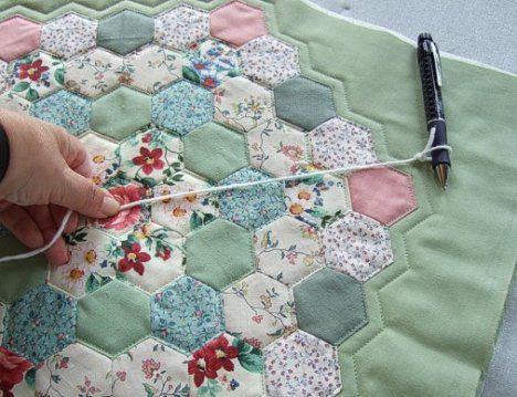 Hexie Projects Free Pattern, How To Quilt A Hexagon Quilt, Octagon Quilt Pattern, Quilt As You Go Hexagons, Hexagon Quilt Ideas, Hexagon Quilt Tutorial, Octagon Quilt, Hexagon Pillow, Hexagon Quilting