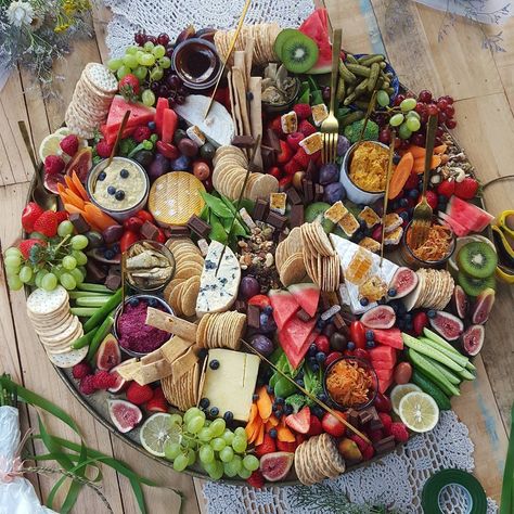 #VisitSunshineCoast (@visitsunshinecoast) no Instagram: “😍 Behold, the circle of YUM! @thesunnyplatterco are the creators of this decadent grazing platter…” Round Platter Ideas, Snack Platters, Grazing Platter, Platter Board, Serving Ideas, Sharing Platters, Food Boards, Grazing Board, Snack Platter