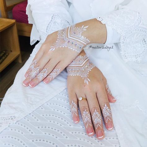 White Mehandi, White Wedding Henna, Henna Nail Art, White Henna Tattoo, White Henna Designs, Wedding Henna Designs, Indian Henna Designs, Gold Henna, Inai Pengantin