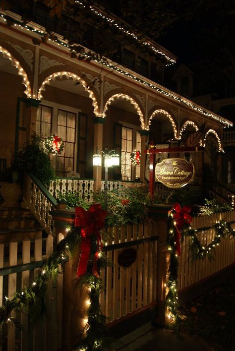 victorian christmas | Victorian Christmas in Cape May Victorian Bed And Breakfast, Vintage Victorian Christmas, Victorian Christmas Decorations, Christmas Outside, Christmas Outdoors, Victorian Bed, Christmas Specials, Cottage Bed, Exterior Christmas