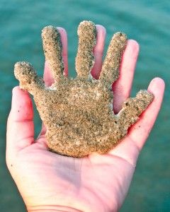 Sandy Handprint Keepsake.... we made these with our children when they were little... they're still on easels inmy den! i would take  plaster of paris in a large ziploc to the beach and mix in some sea water, but a bowl of sand in the yard will work too. Vacation Necessities, Beach Crafts For Kids, Beach Tips, Useless Facts, Keepsake Crafts, Beach Ideas, Kids Projects, Beach Hacks, Lost Hope