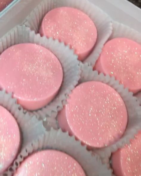 Goodies By Jell on Instagram: “🎀Glam Oreos✨💕 SPARKLE GLITZ USED: ✨SHIMMER PINK✨SHOP GOODIESBYJELL.COM ••buy 5 get 1 free starts today ! •• use code JELL at checkout! 🛒…” Pink Chocolate Covered Oreos, Pink Oreos, Slatki Sto, Chocolate Covered Desserts, 25th Birthday Parties, Pink Food, Dipped Oreos, Covered Oreos, Pink Images