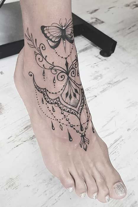 Butterfly Foot Tattoo, Places To Get Tattoos, Tattoo Diy, Ankle Bracelet Tattoo, Tato Henna, Ankle Tattoos For Women, Anklet Tattoos, Foot Tattoos For Women, Tattoos For Women Flowers